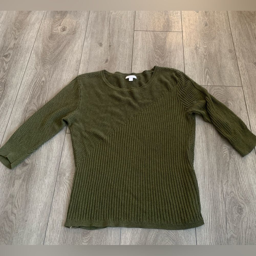New York and company woman’s used sweater perfect to use for the holidays